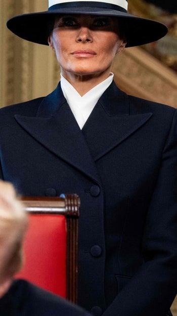 Melania, detrás de Donal Trump, durante la toma de posesión
