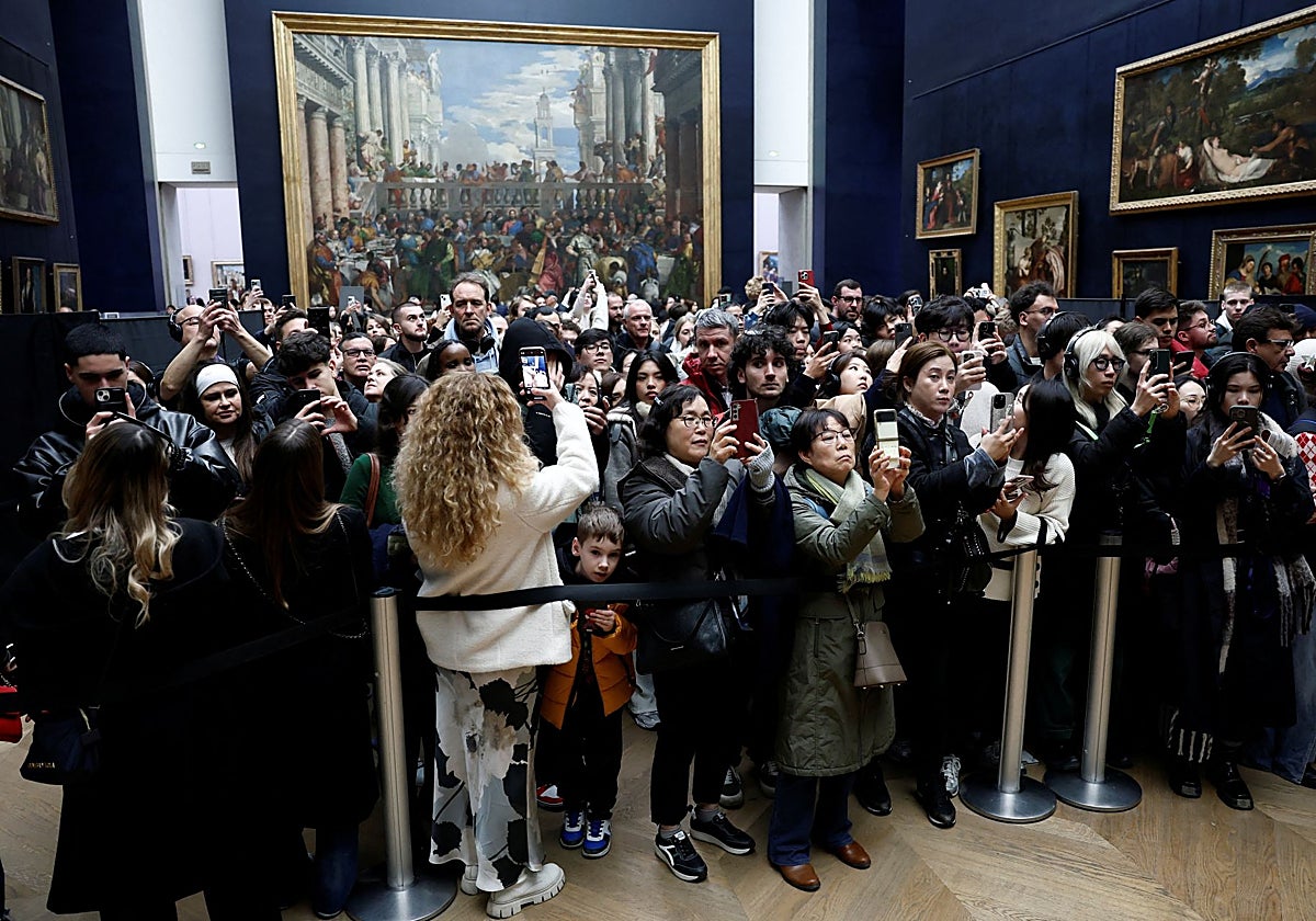 Los móviles conviven en los museos (en la foto, el Louvre) con el arte