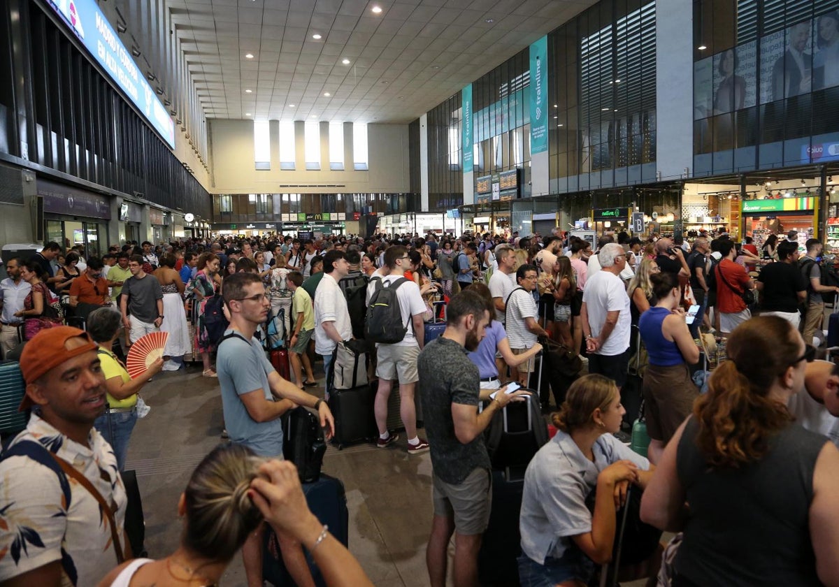 Multitud de viajeros en la estación sevillana de Santa Justa