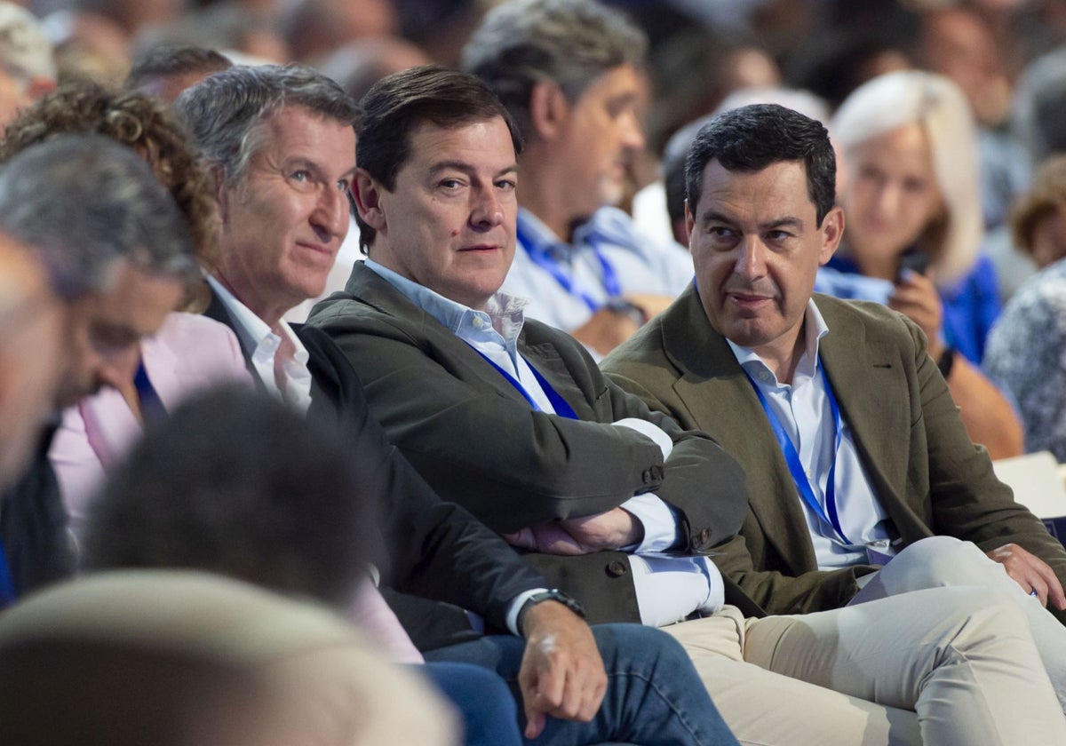 El presidente del PP, Alberto Núñez Feijóo; el presidente de la Junta de Castilla y León, Alfonso Fernández Mañueco; y el presidente de la Junta de Andalucía, Juanma Moreno, durante el congreso