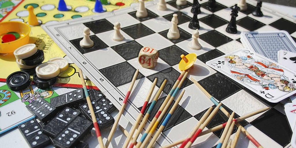 Niños jugando a ser hombres