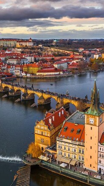 Barrios de Staré Mesto y Malá Strana de Praga, dividida por el Moldava