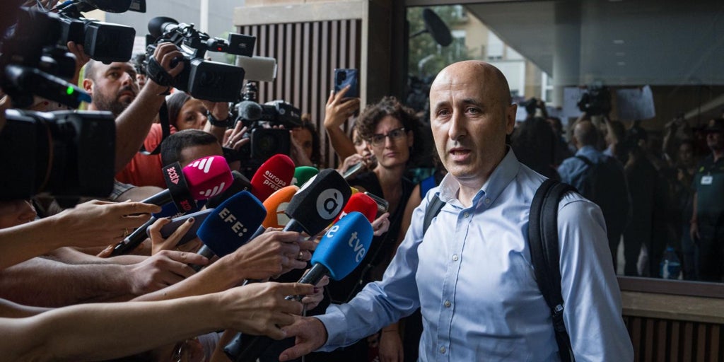 De espaldas a la riada