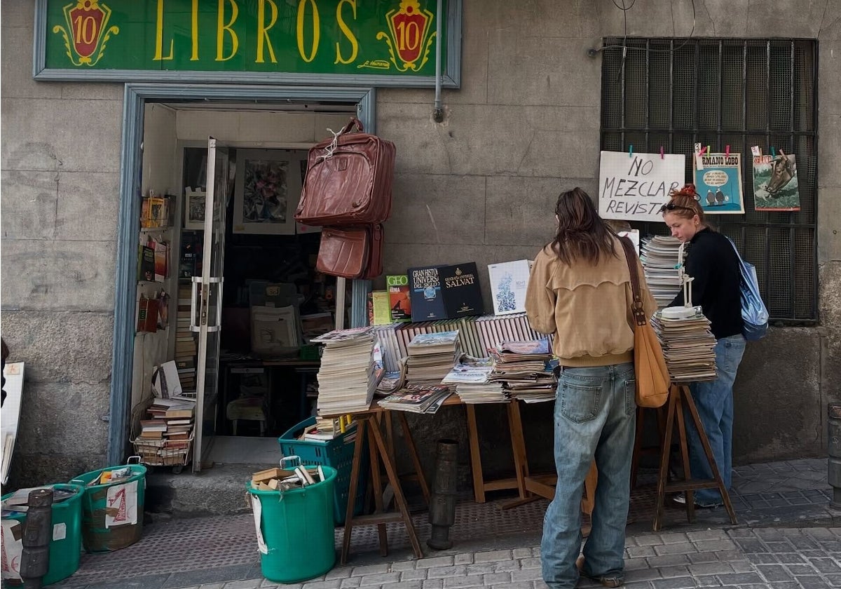 Revistas con mucha historia en una librería del Rastro Madrileño