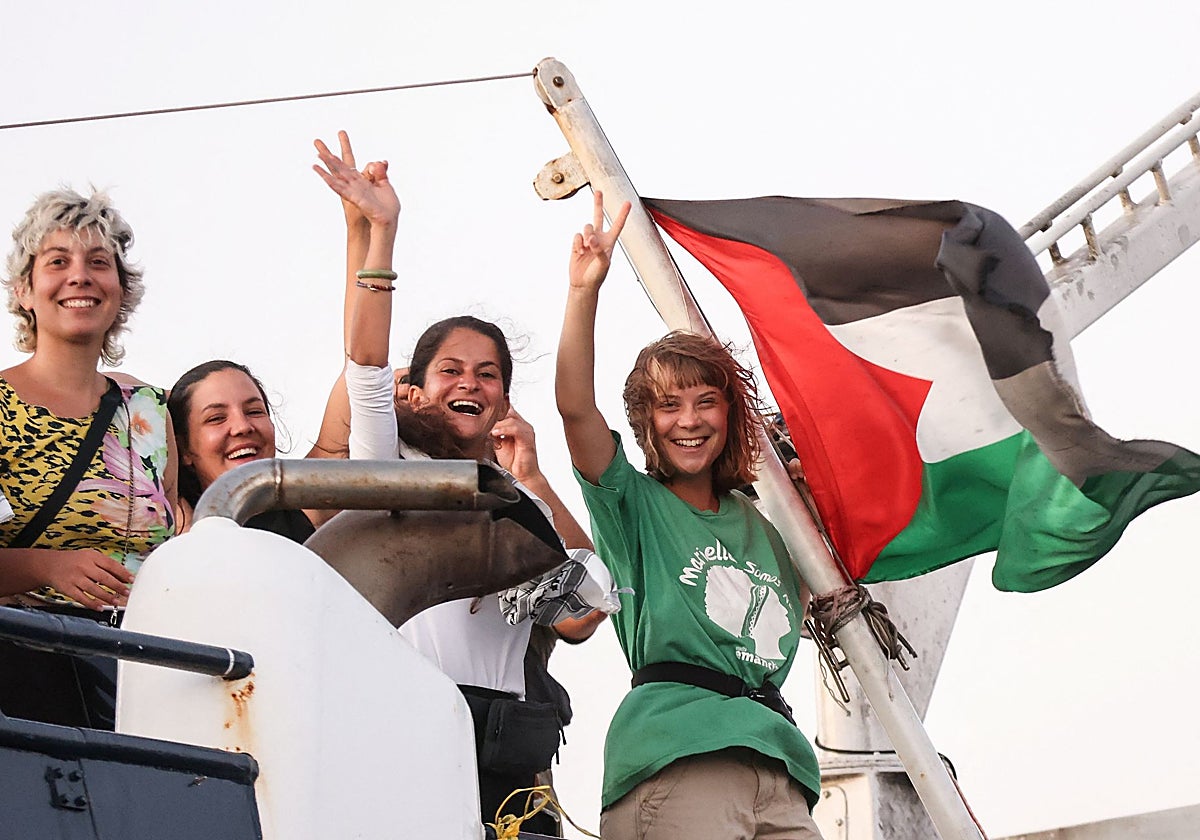 Greta Thunberg y otros miembros de la Flotilla Global Sumud en uno de los barcos, cerca de Creta
