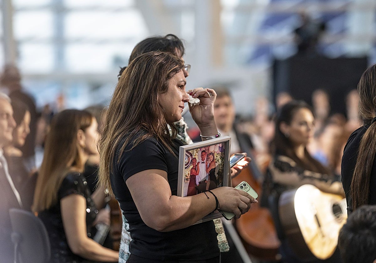 Familiares de las víctimas, durante el funeral