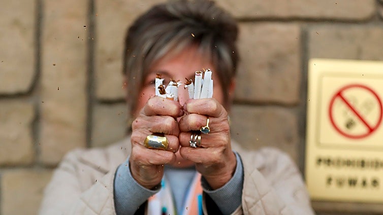 Cómo dejar de fumar con Pedro Sánchez