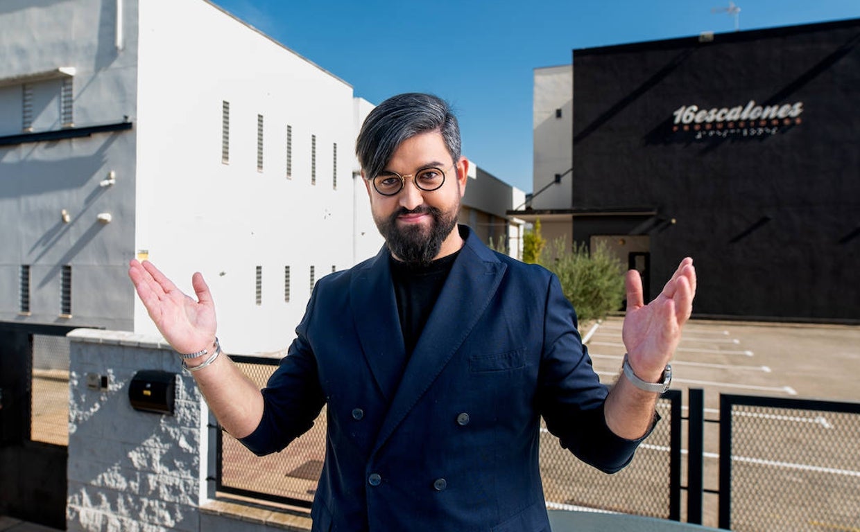 Manu Sánchez, delante de la sede de su productora 16 escalones