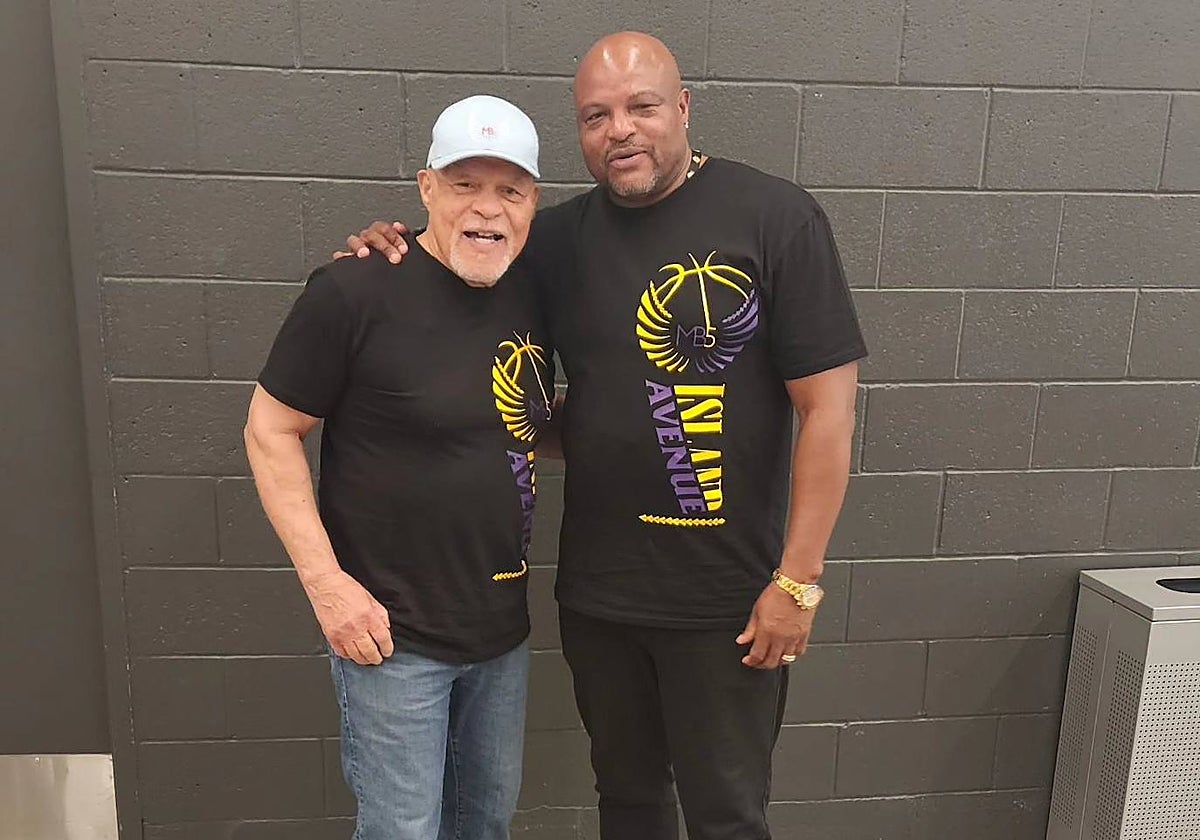 John Beasley junto a su hijo Mike, quien dio la noticia del fallecimiento del actor