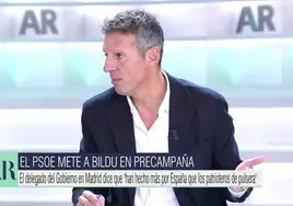 Joaquín Prat se viste de Ana Rosa para dejar 'KO' al delegado del Gobierno en Madrid tras sus palabras sobre Bildu: «Si tuviera vergüenza...»