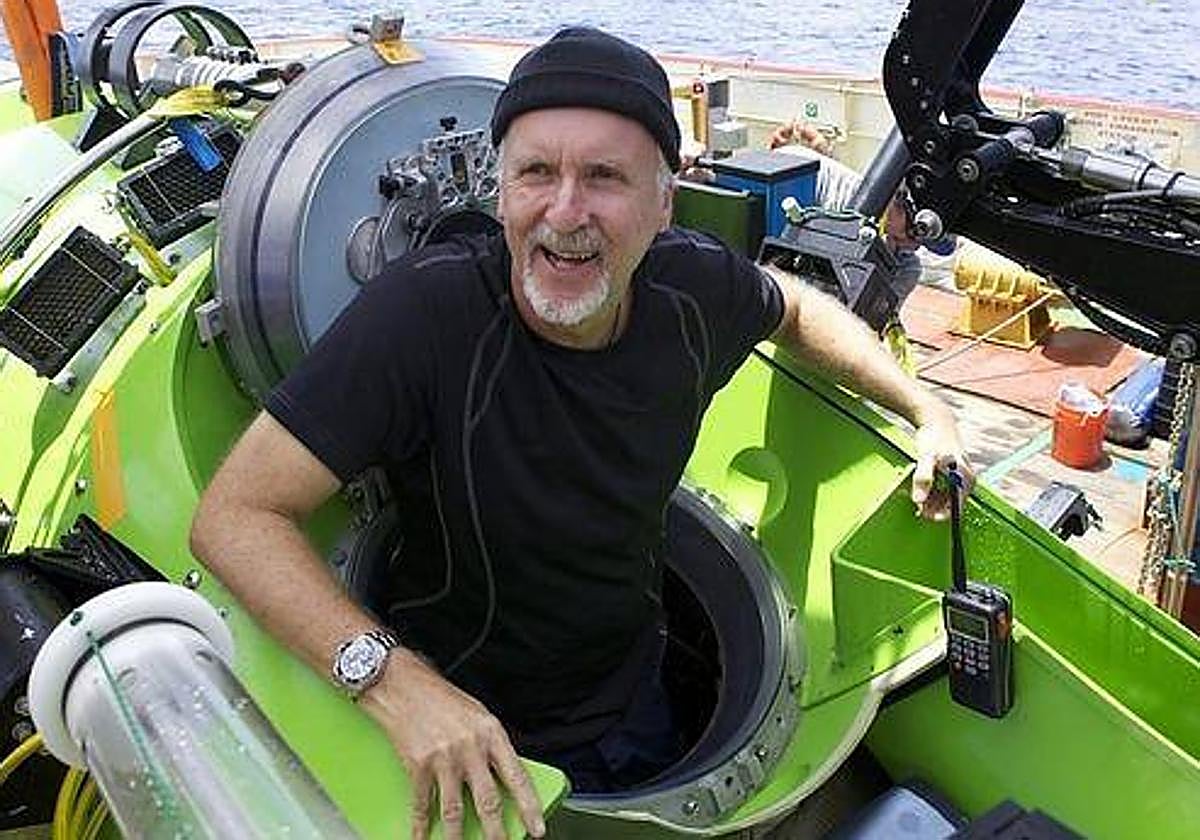 James Cameron entrando en el sumergible para la misión Deepsea Challanger en 2012