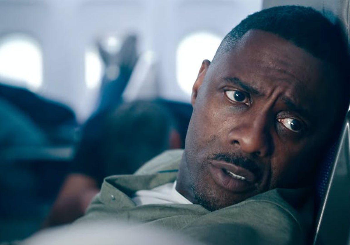 Idris Elba en su papel de Sam Nelson a bordo del avión secuestrado