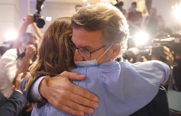 Alberto Núñez Feijóo se abraza a su mujer Eva Cárdenas tras revalidar su cuarta mayoría absoluta en la Xunta de Galicia