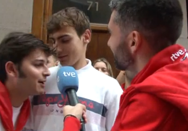 «¡Que te vote Txapote, Sánchez!», un joven boicotea a TVE durante los Sanfermines