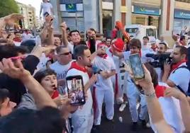 Un reportero de TVE en San Fermín denuncia las «amenazas, abusos, humillaciones y agresiones» que sufren cada día