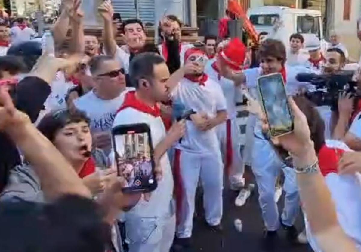 Adrián Arnau, entre gente en San Fermín