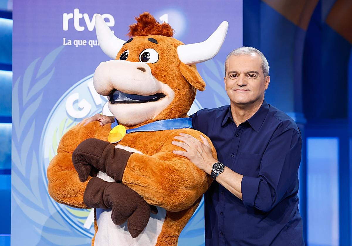 Ramón García, junto a la nueva 'vaquilla' del 'Grand Prix'