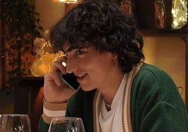 El momento 'tierra trágame' de un soltero en 'First Dates' al recibir una llamada de su madre en plena cita