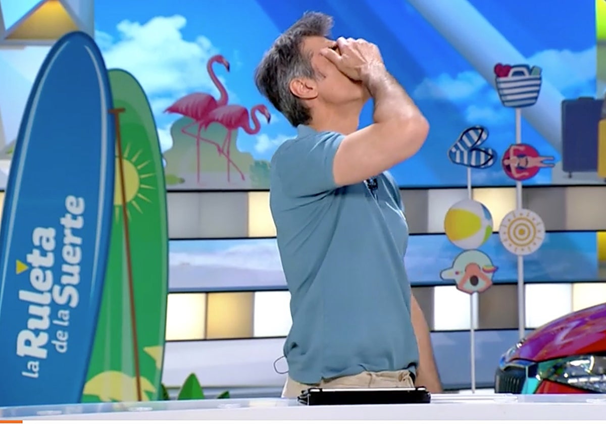 Jorge Fernández, presentador de 'La Ruleta de la Suerte' se echa la mano a la cara tras lo que le comunica Joaquín Padilla.