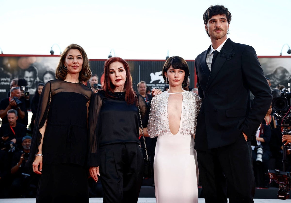 Sofía Coppola acompañada de Priscilla Presley, Cailee Spaeny y Jacob Elordi