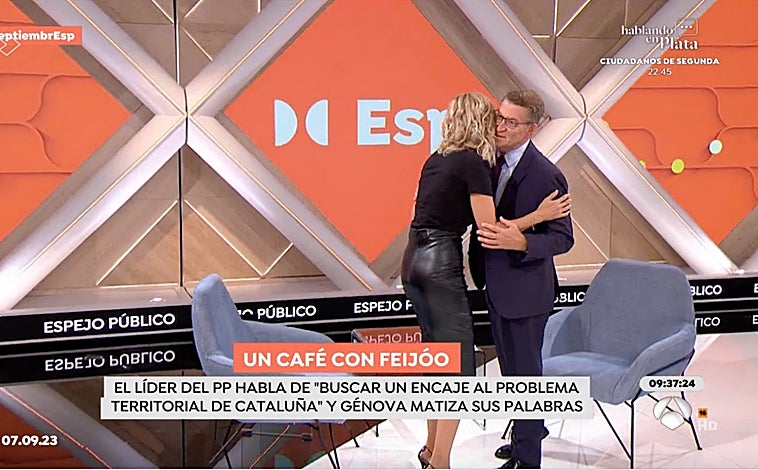 Imagen principal - Susanna Griso besa a Alberto Núñez Feijóo al inicio de la entrevista en 'Espejo Público'