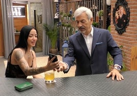 Una soltera se molesta y frena en seco a Carlos Sobera por un comentario: «No te pases ni un pelo»
