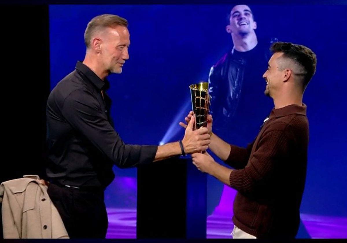 Pedro García Aguado, el infiltrado de 'GH VIP 8', recibiendo al patinador Javier Fernández