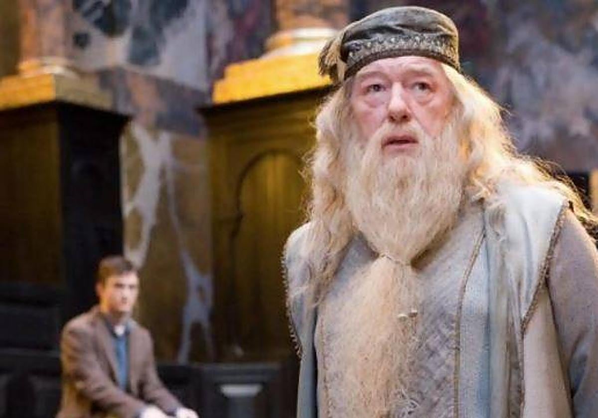 Dumbledore, encarnado por Michael Gambon, con Radcliffe de fondo