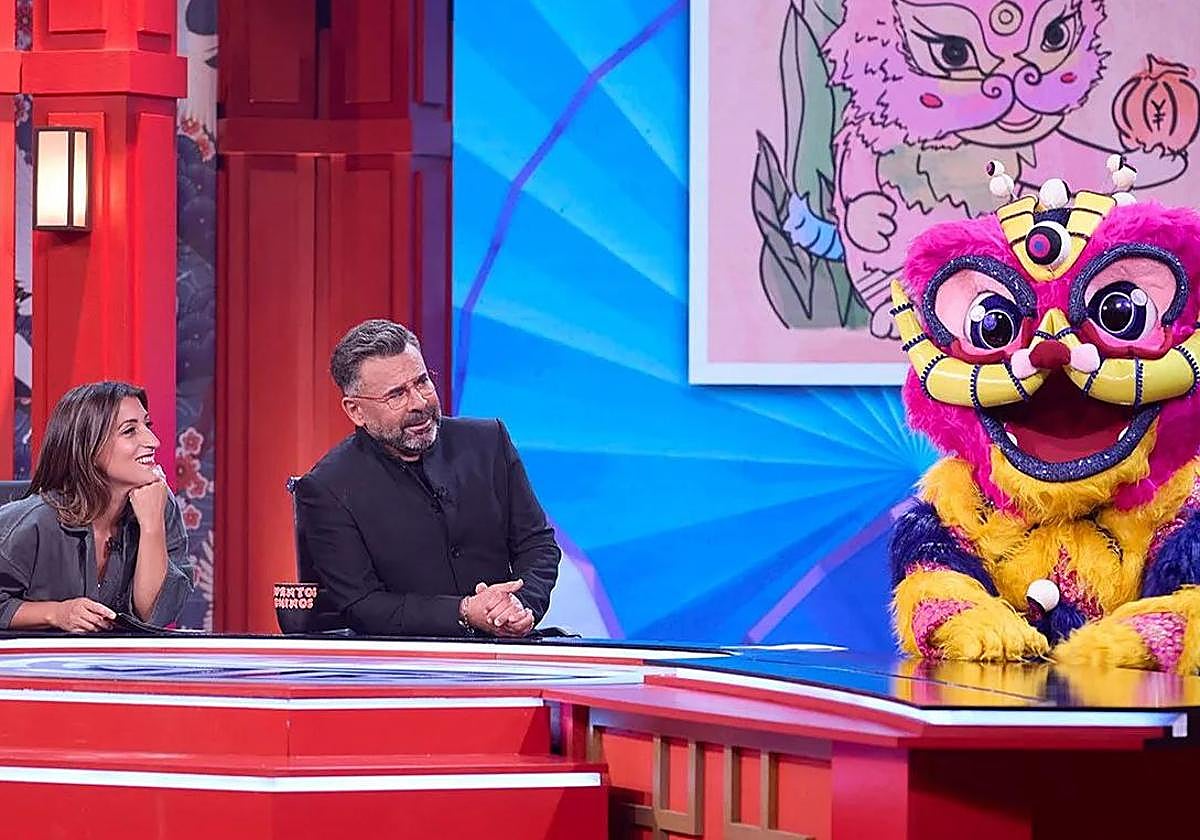 Susi Caramelo y Jorge Javier Vázquez, con la mascota de 'Cuentos chinos