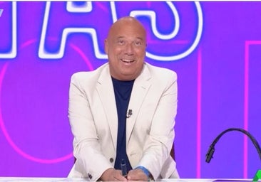 Alfonso Arús se viste de Ana Rosa Quintana y le da el 'zasca' de la mañana a Pedro Sánchez: «Aquí somos...»