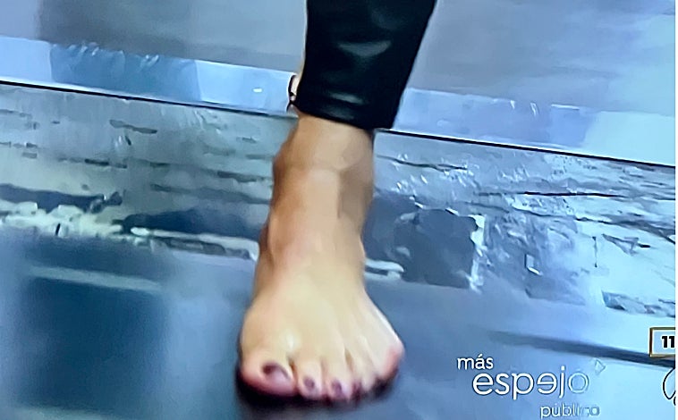 Imagen principal - «Nunca pensé que tendría que presentar así», la insólita imagen de Susanna Griso al frente de &#039;Espejo Público&#039;