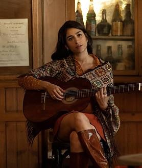 Imagen secundaria 2 - Arriba, Trueba y Verdaguer juntos en Madrid. A la izquierda, Verdaguer caracterizado de Eugenio y Carolina Yuste como Conchita