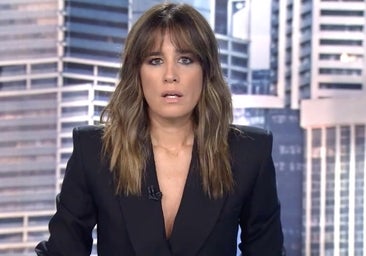 La Policía aborta de manera brutal un directo de los Informativos de Telecinco: «Me cago en la ...»