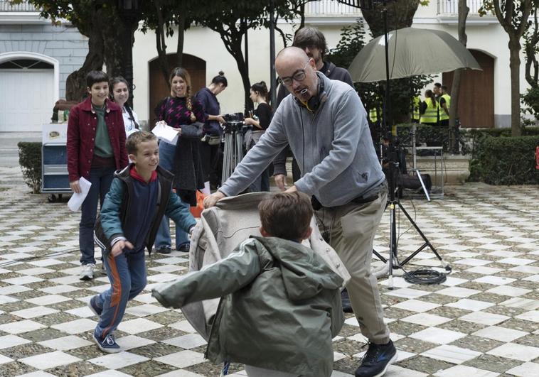 Manuel Martín Cuenca entretiene a los niños protagonistas de 'El amor de Andrea' durante el rodaje