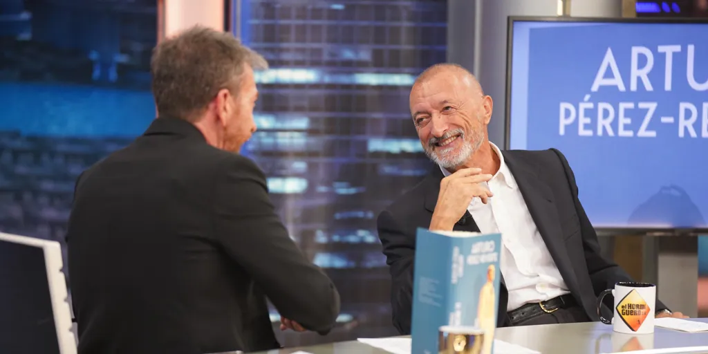 Arturo Pérez-Reverte: «El lector me dirá cuándo debo parar, es mi amigo y  no quiero decepcionarlo»