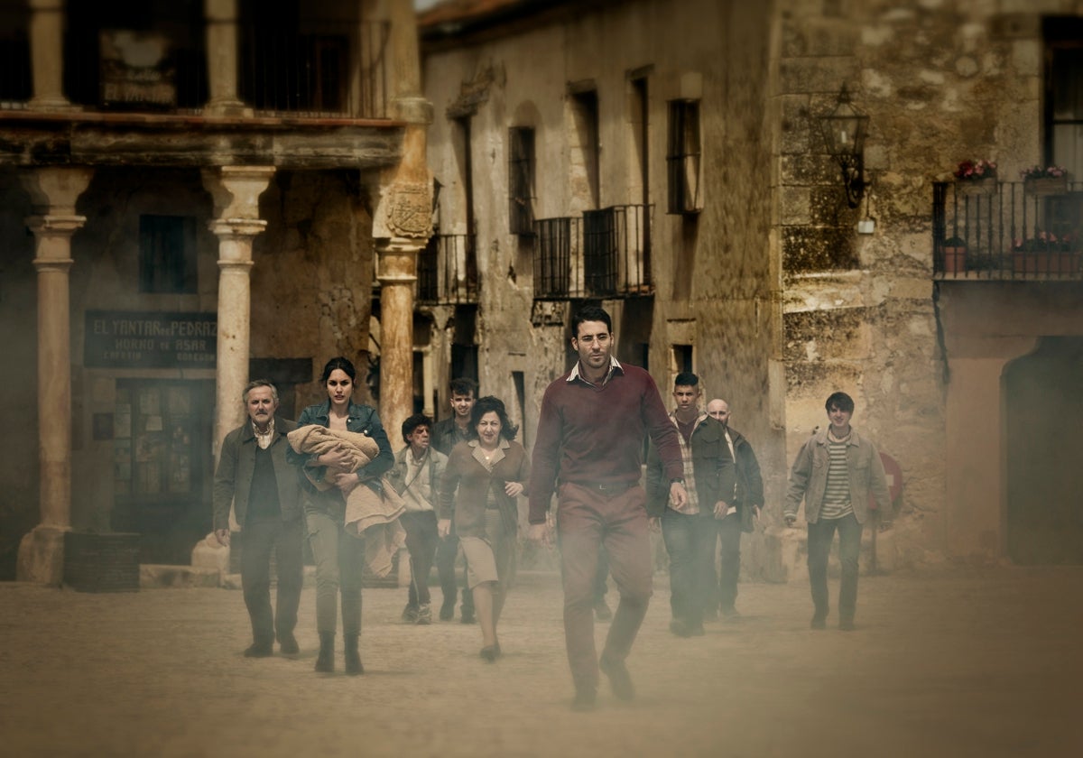 Escena de la primera temporada de '30 monedas', rodada en la plaza de Pedraza (Segovia)