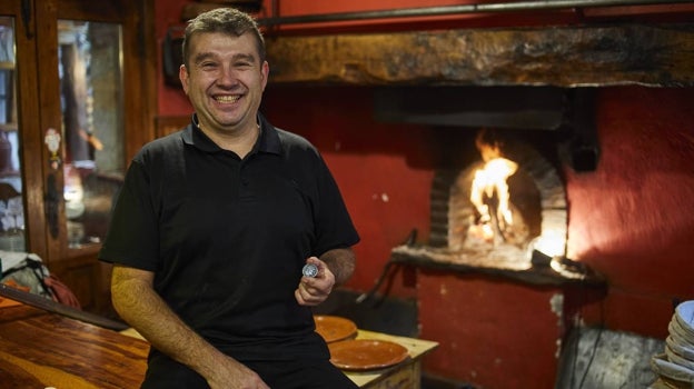 Uno de los restauradores de Pedraza, con una de las monedas de 'atrezzo' de la serie '30 monedas'