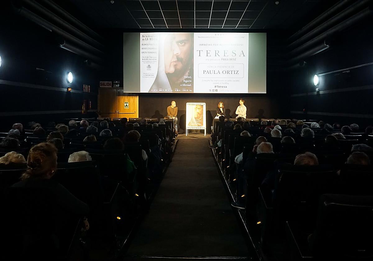 Evento en el Zoco Majadahonda con la sala llena para ver 'Teresa', de Paula Ortiz, que charló con los espectadores antes de la proyección
