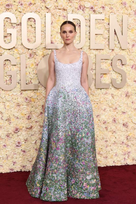 La actriz Natalie Portman durante la alfombra roja de los Globos de Oro 2024