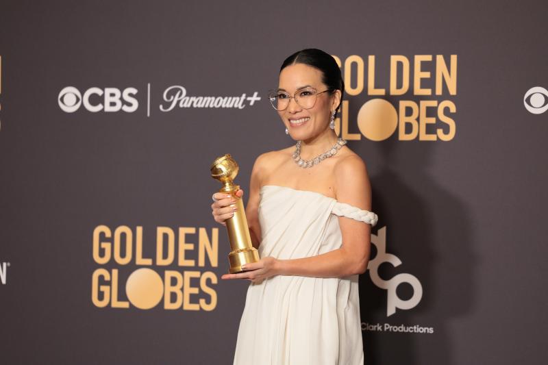 Ali Wong, ganadora del premio a la 'Mejor actriz en miniserie o película para televisión' por 'Bronca'