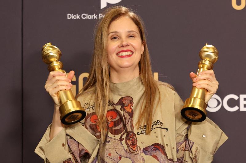 Justine Triet posa con los premios tras ganar en las categorías de 'Mejor película de habla no inglesa' y 'Mejor guion de película' con 'Anatomía de una caída'