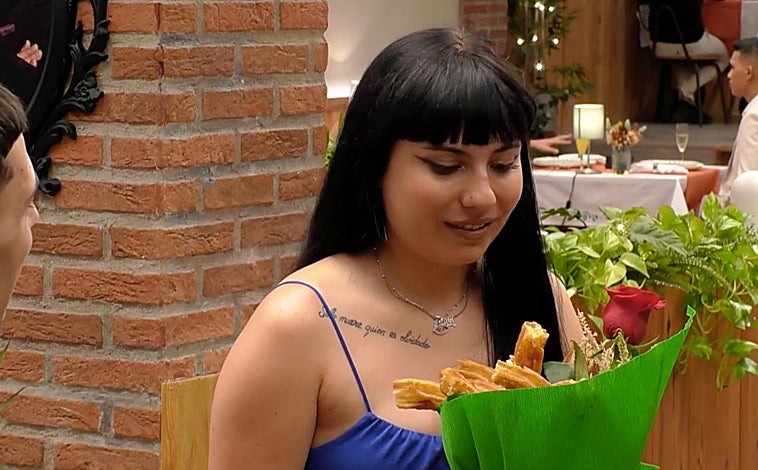 Imagen principal - Amanda, con su ramo de porras.