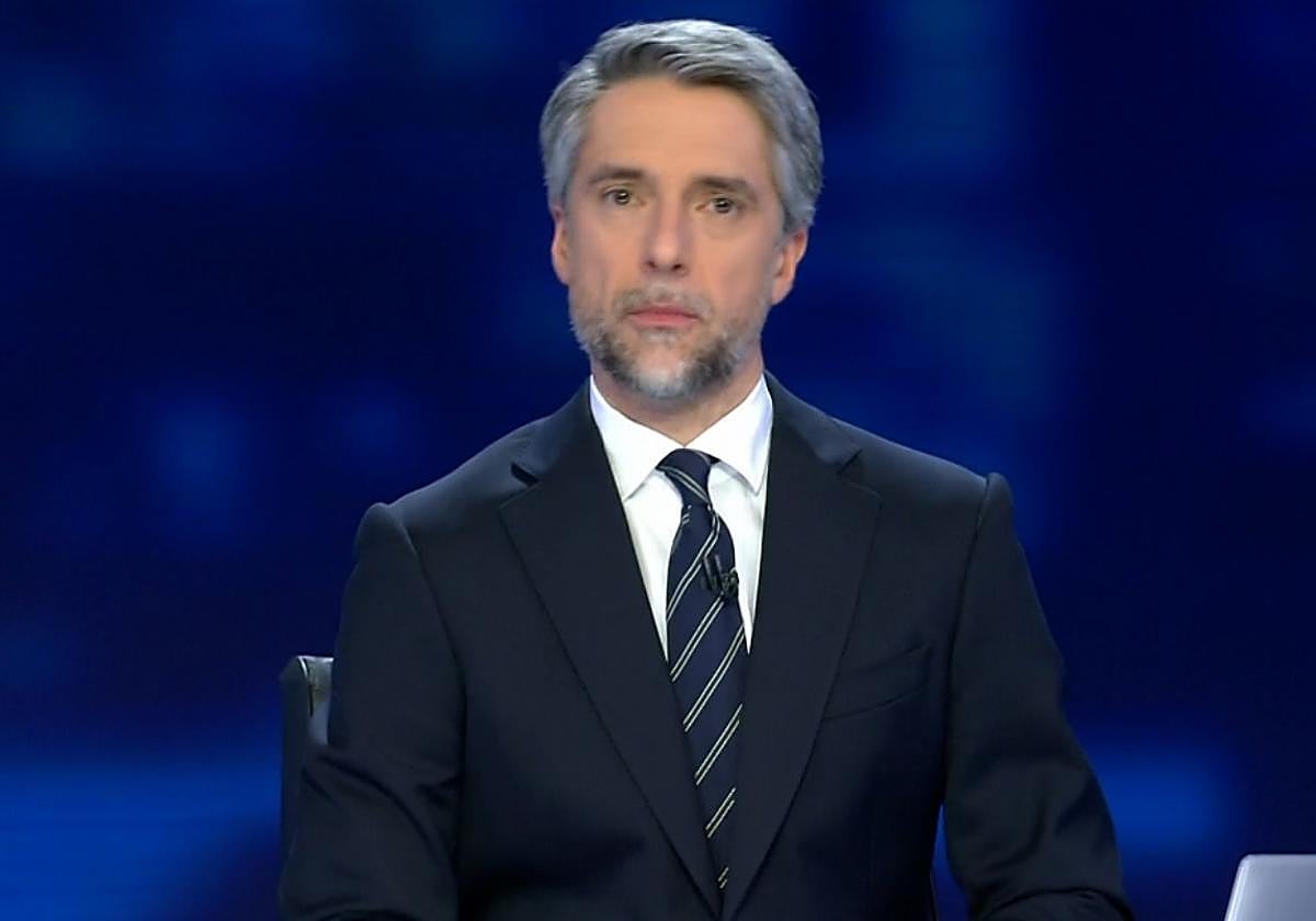 El presentador Carlos Franganillo en su primer informativo en Telecinco