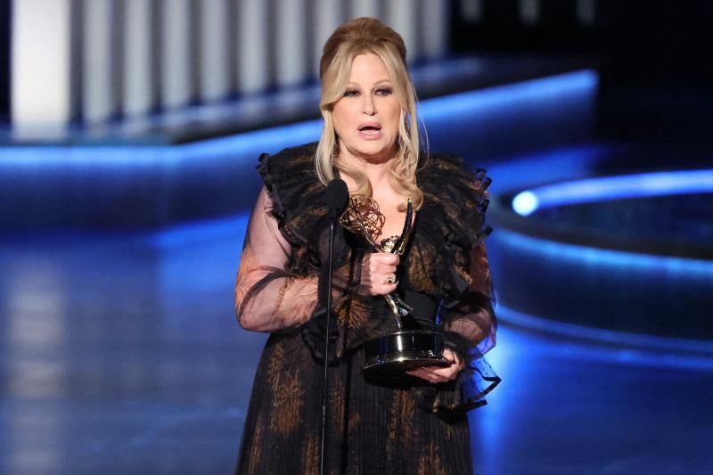 Jennifer Coolidge recoge el premio a mejor actriz  de reparto en una serie de drama en los Emmys 2023