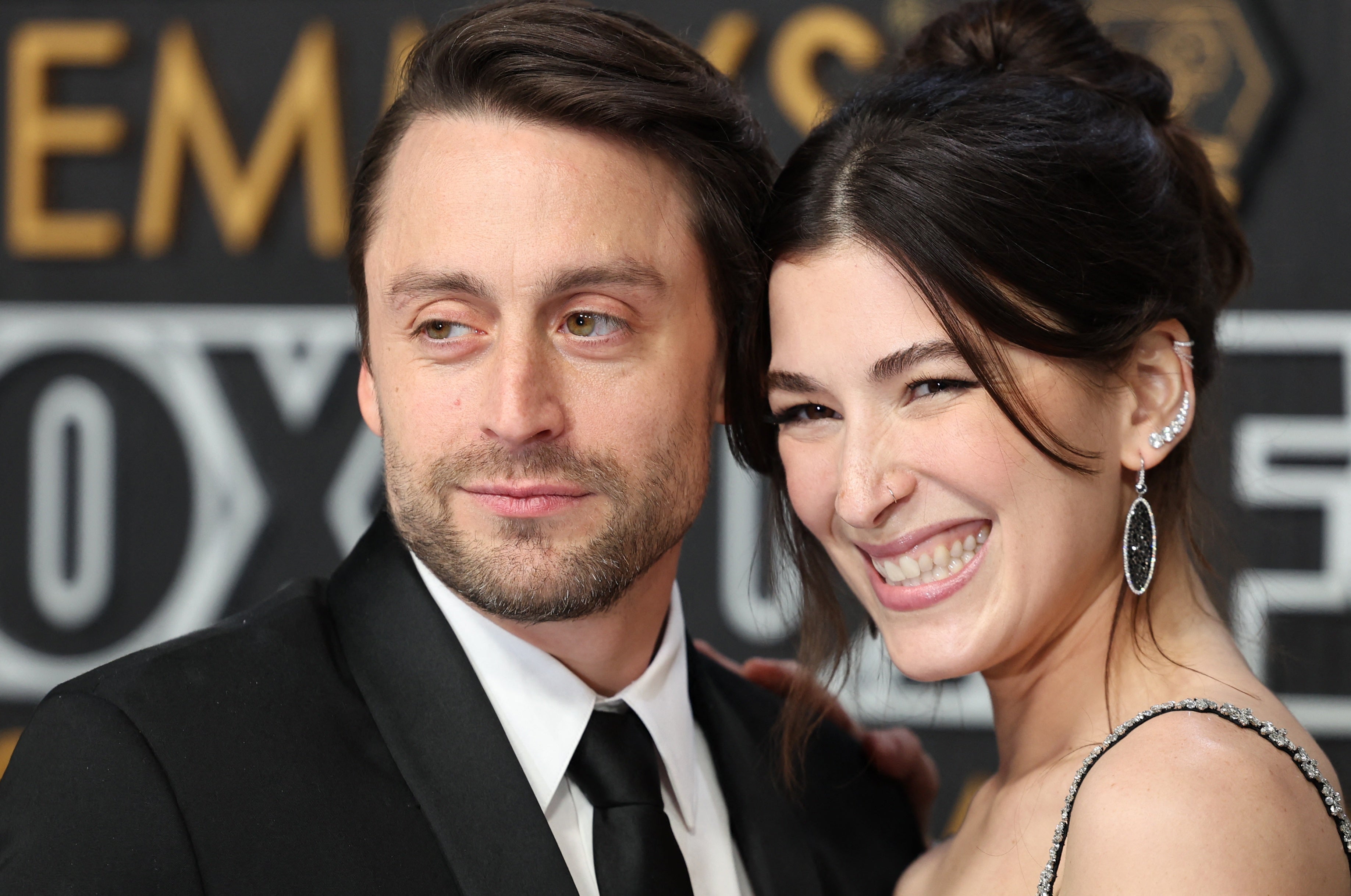 La estrella de 'Succession', Kieran Culkin, posa junto a su esposa Jazz Charton, en la alfombra plateada de los premis Emmy 2023