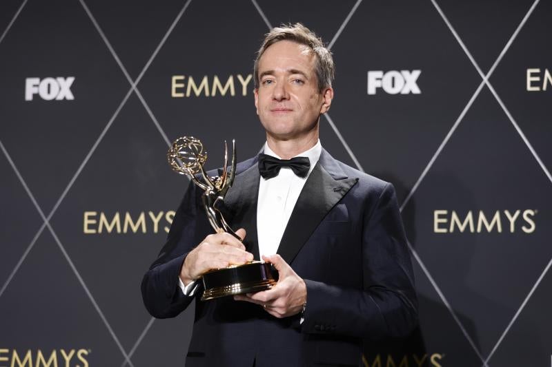 Matthew Macfadyen posa con su Emmy a mejor actor de reparto por su papel en 'Succession'