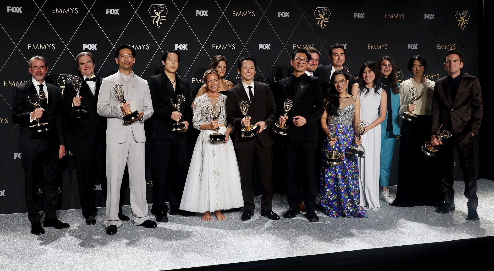 El reparto de 'Beef' posa con sus premios Emmys en la alfombra plateada