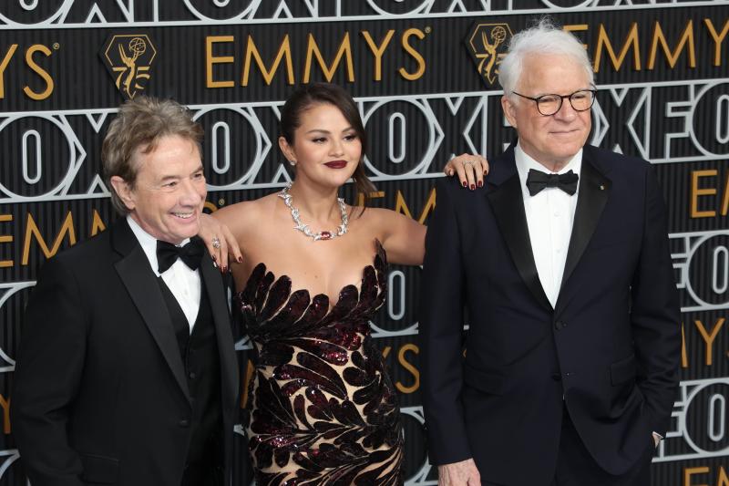 Los actores de 'Solo asesinatos en el edificio', Selena Gomez, Martin Short y Steve Martin, posan en la alfombra plateada de los premios Emmy 2023