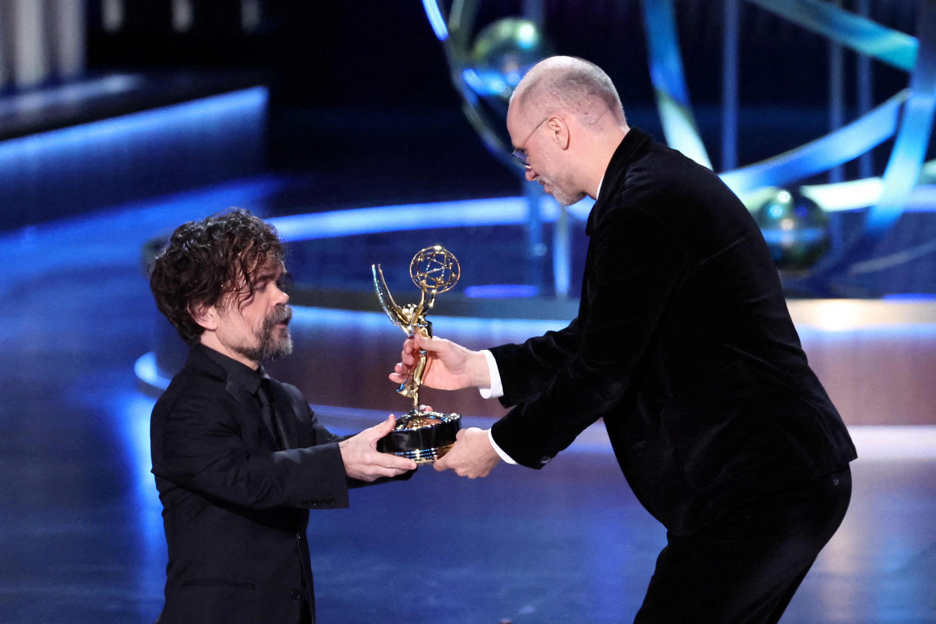 El actor Peter Dinklage entrega el premio a mejor guion a Jesse Armstrong por 'Succession'