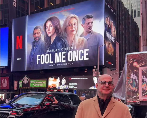 Coben posa en Times Square frente a un cartel de 'Engaños'